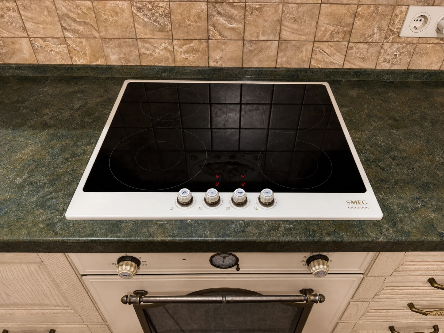 Варочная панель и духовой шкаф Smeg в готовом интерьере кухни